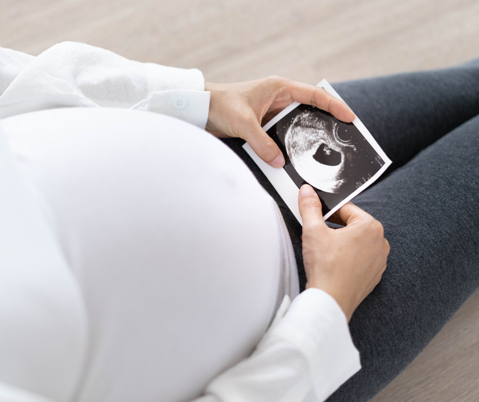 pregnant woman looking at sonogram