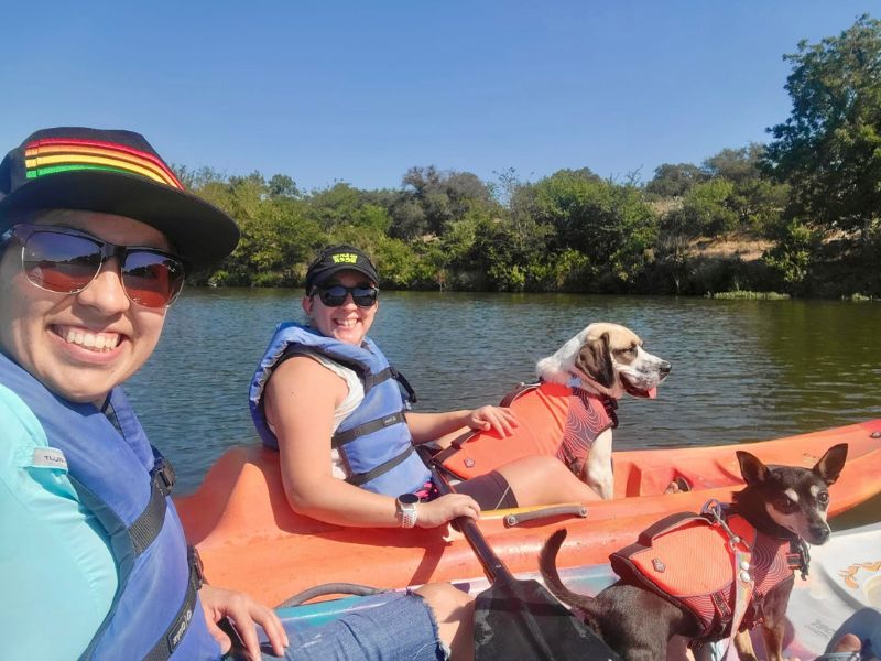 leander-adoption-maythe-leslye-kayak Pareja de Leander que quiere adoptar, navega en kayak con sus dos perros